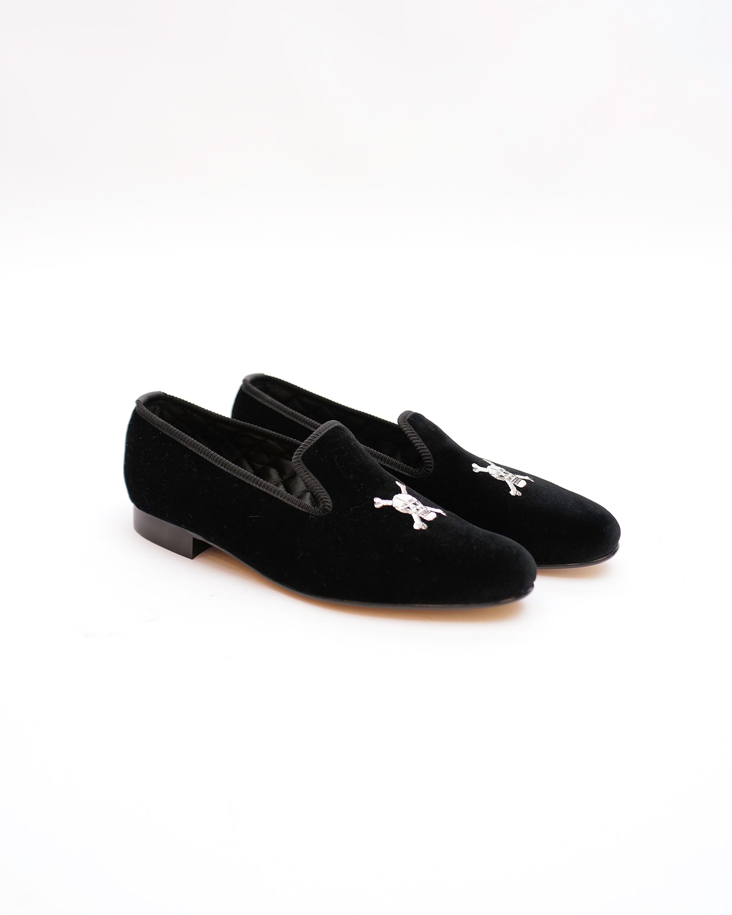 BE5 - Albert Embroidered Slippers w/Skull & Crossbones - Black