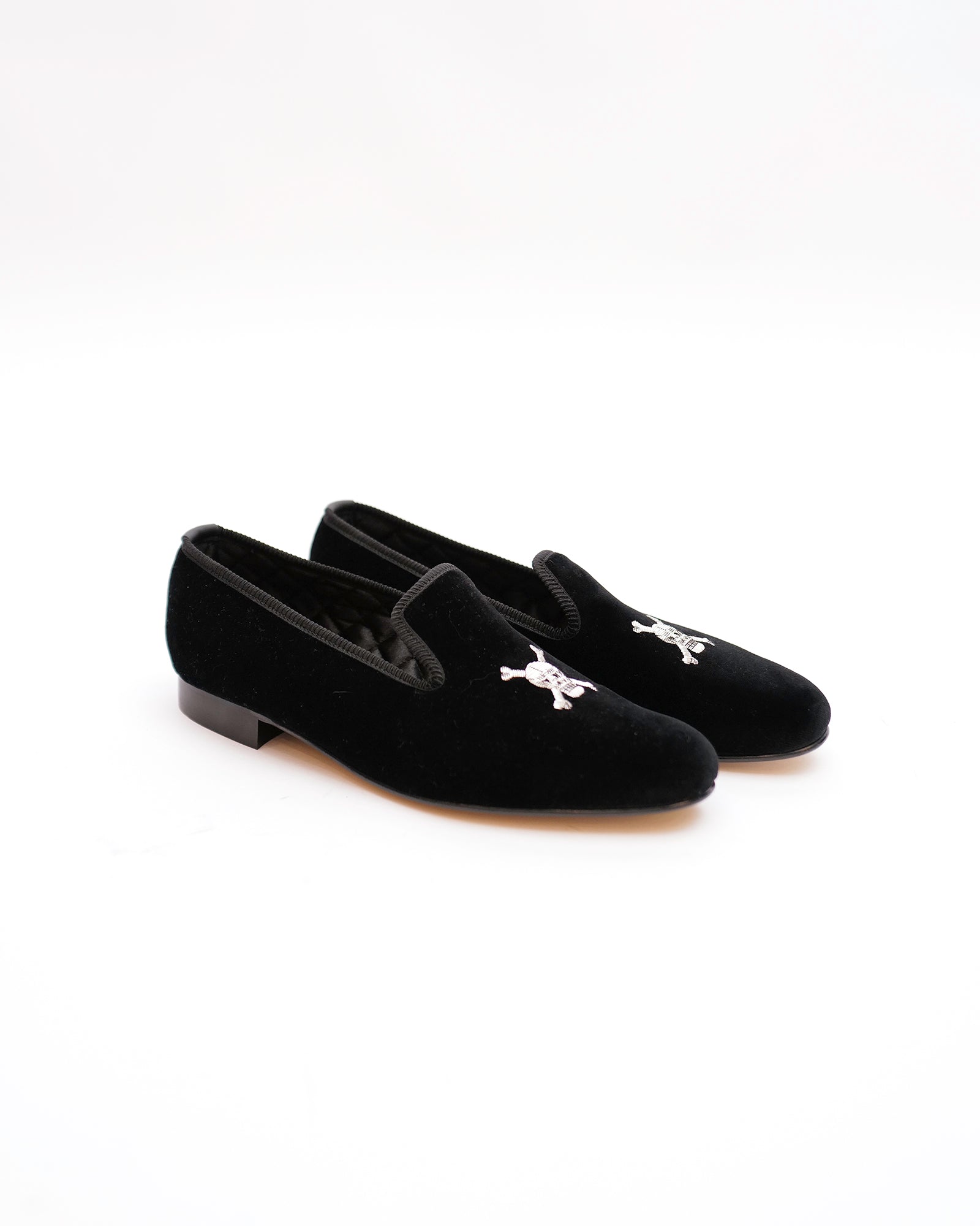 BE5 - Albert Embroidered Slippers w/Skull & Crossbones - Black